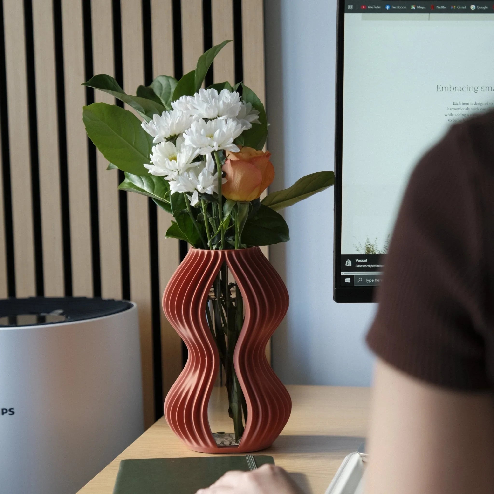 Serene Wavy Vase - Zoventi